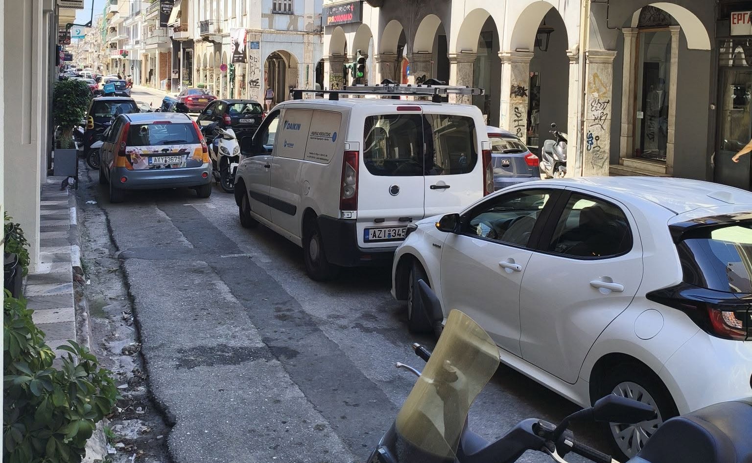 Πάτρα: Κι όμως στο κέντρο δεν βρίσκεις να διπλοπαρκάρεις και όχι...να παρκάρεις ΦΩΤΟ