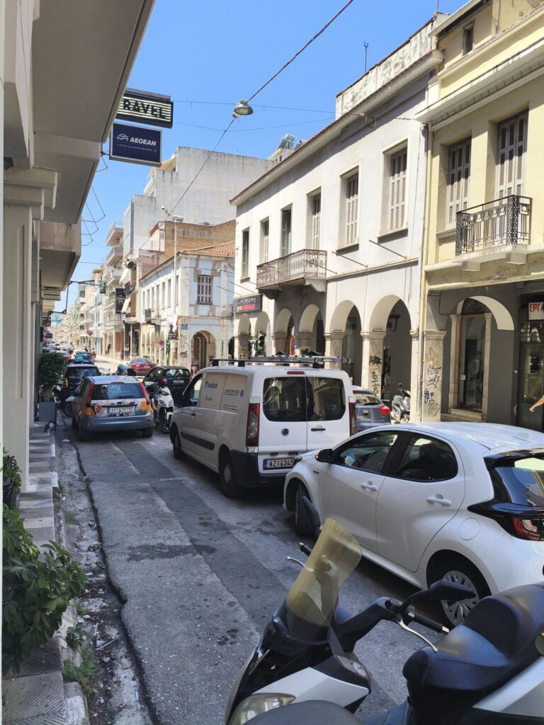 Πάτρα: Κι όμως στο κέντρο δεν βρίσκεις να διπλοπαρκάρεις και όχι...να παρκάρεις ΦΩΤΟ 27 Πάτρα: Κι όμως στο κέντρο δεν βρίσκεις να διπλοπαρκάρεις και όχι...να παρκάρεις ΦΩΤΟ