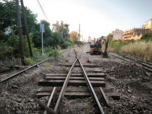 Πάτρα: Έργα με «ρυθμούς χελώνας» στον Προαστιακό – Νέα ταλαιπωρία για το επιβατικό κοινό 32 Έργα ανακατασκευής σιδηροδρομικών γραμμών στον Άγιο Ανδρέα με εκσ…