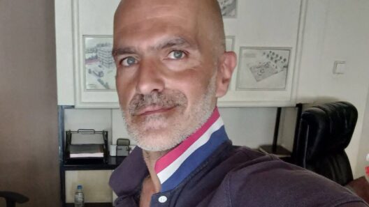 «Ξεκαβαλίστε το καλάμι» 12 Πορτρέτο άνδρα με ξυρισμένο κεφάλι, γένια, γαλαζοπράσινα μάτια και…