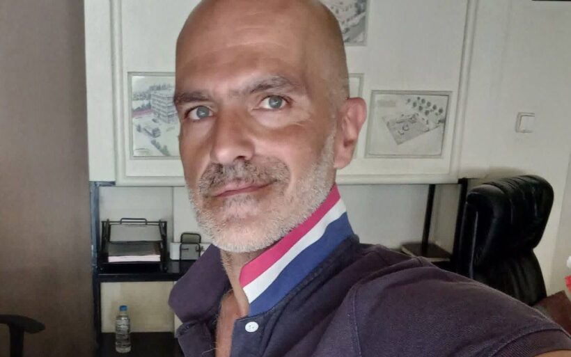 «Ξεκαβαλίστε το καλάμι» 4 Πορτρέτο άνδρα με ξυρισμένο κεφάλι, γένια, γαλαζοπράσινα μάτια και…
