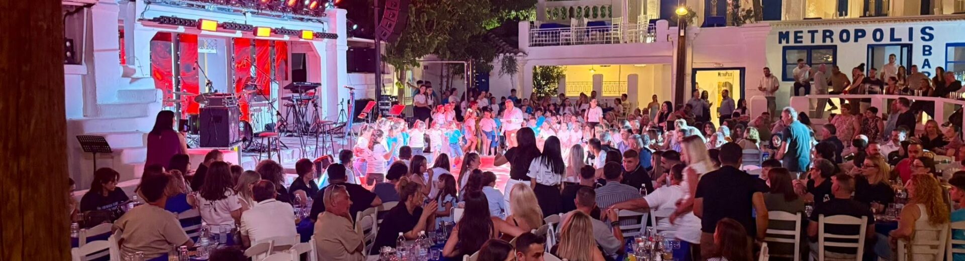 Άνθρωποι διασκεδάζουν σε νυχτερινή εκδήλωση με ζωντανή μουσική κα…