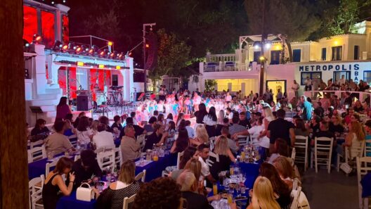 Εκδήλωση λήξης της Σχολής Χορού «Παναγιώτης Τσεκούρας» ΦΩΤΟ 38 Άνθρωποι διασκεδάζουν σε νυχτερινή εκδήλωση με ζωντανή μουσική κα…