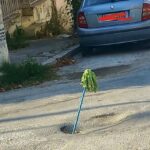 Πάτρα: Σφουγγαρίστρα και κουβάς αντί για σήμανση σε επικίνδυνη λακκούβα ΦΩΤΟ