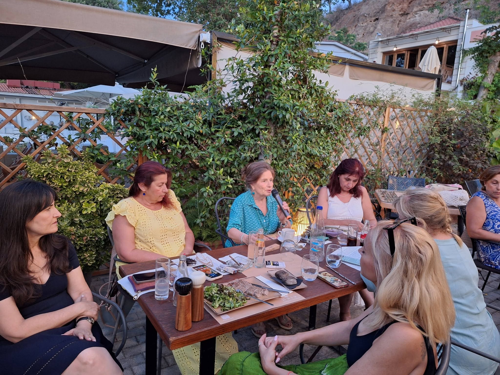 Γυναίκα με φωτογραφική