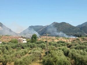 Πάτρα: Φωτιά με δύο εστίες στον καταυλισμό του Ριγανόκαμπου