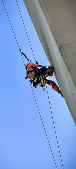 Ρίο-Αντίρριο: Γάλλοι αλπινιστές κρέμονται στη Γέφυρα προσφέροντας ένα υπερθέαμα - Εργασίες ασφάλειας ΦΩΤΟ-ΒΙΝΤΕΟ