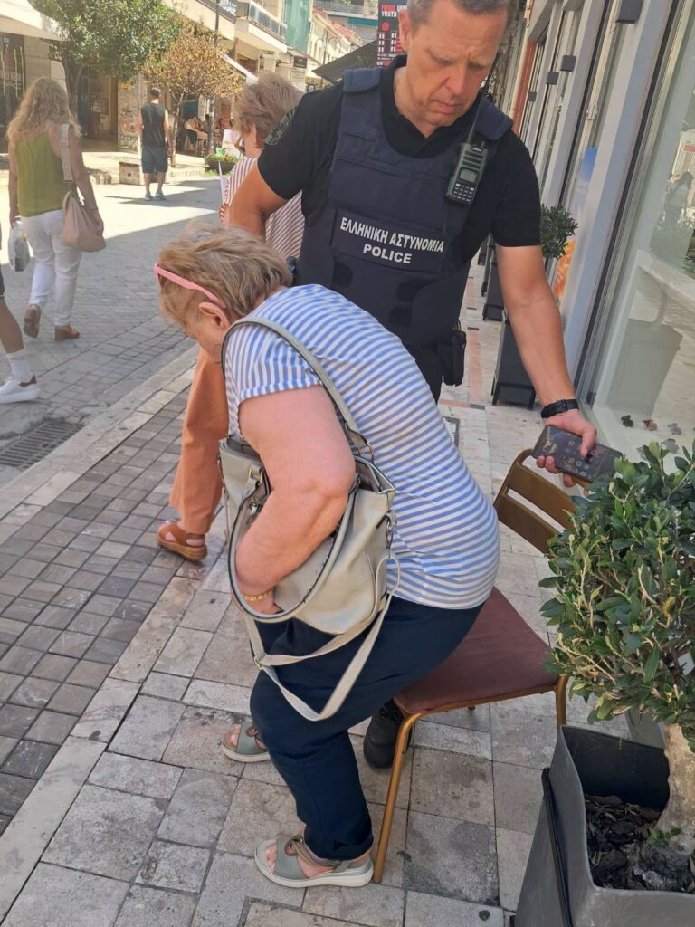 Πάτρα: Αντιδράσεις για την αδιαφορία περαστικών όταν ηλικιωμένη έπεσε σε φρεάτιο ΦΩΤΟ 30 Πάτρα: Αντιδράσεις για την αδιαφορία περαστικών όταν ηλικιωμένη έπεσε σε φρεάτιο ΦΩΤΟ