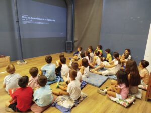 Παιδιά εργαζομένων του Δήμου Πατρέων παρακολουθούν την ταινία Πώς…
