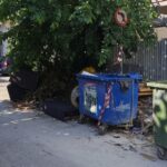 Πάτρα: Μια μικρή «χωματερή» με παλιά έπιπλα, επί δίμηνο, μέσα στην πόλη ΦΩΤΟ