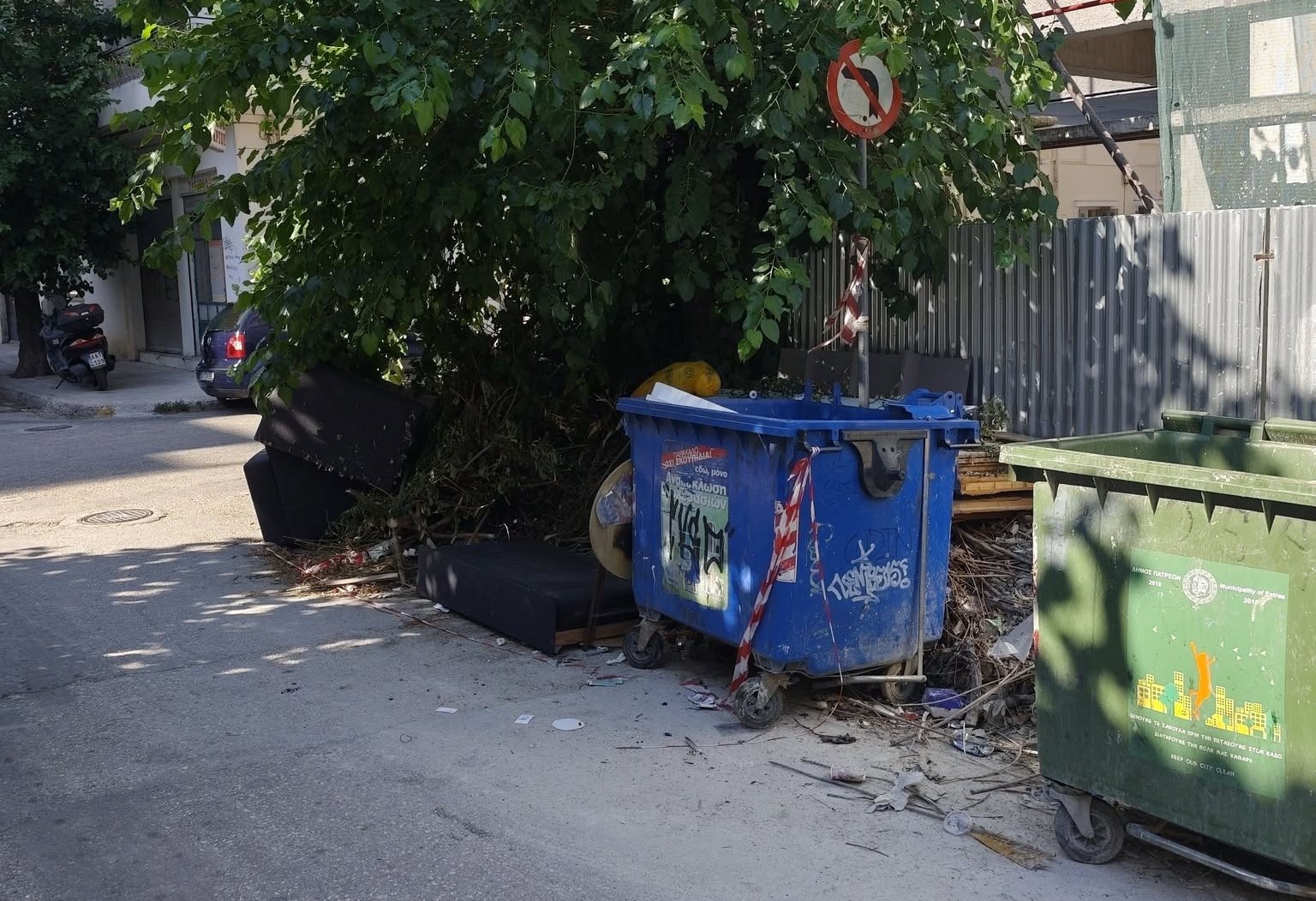 Πάτρα: Μια μικρή «χωματερή» με παλιά έπιπλα, επί δίμηνο, μέσα στην πόλη ΦΩΤΟ