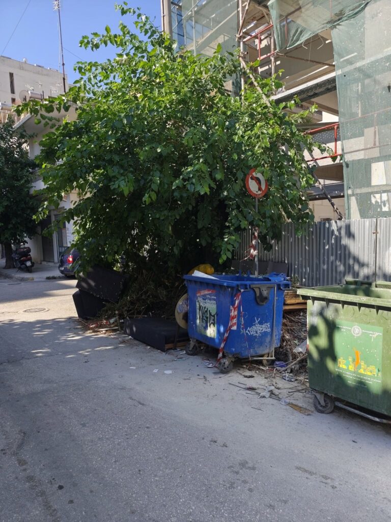 Πάτρα: Μια μικρή «χωματερή» με παλιά έπιπλα, επί δίμηνο, μέσα στην πόλη ΦΩΤΟ 5 Πάτρα: Μια μικρή «χωματερή» με παλιά έπιπλα, επί δίμηνο, μέσα στην πόλη ΦΩΤΟ