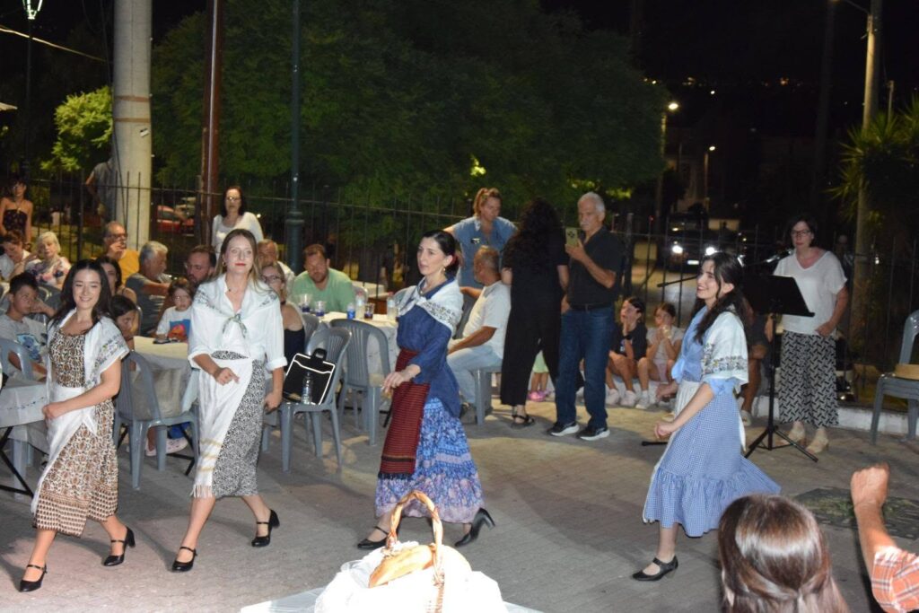 Καταχειροκροτήθηκαν Χορευτικό και Ορχήστρα «Αλως» στο Γηροκομειό ΦΩΤΟ 34 Καταχειροκροτήθηκαν Χορευτικό και Ορχήστρα «Αλως» στο Γηροκομειό ΦΩΤΟ