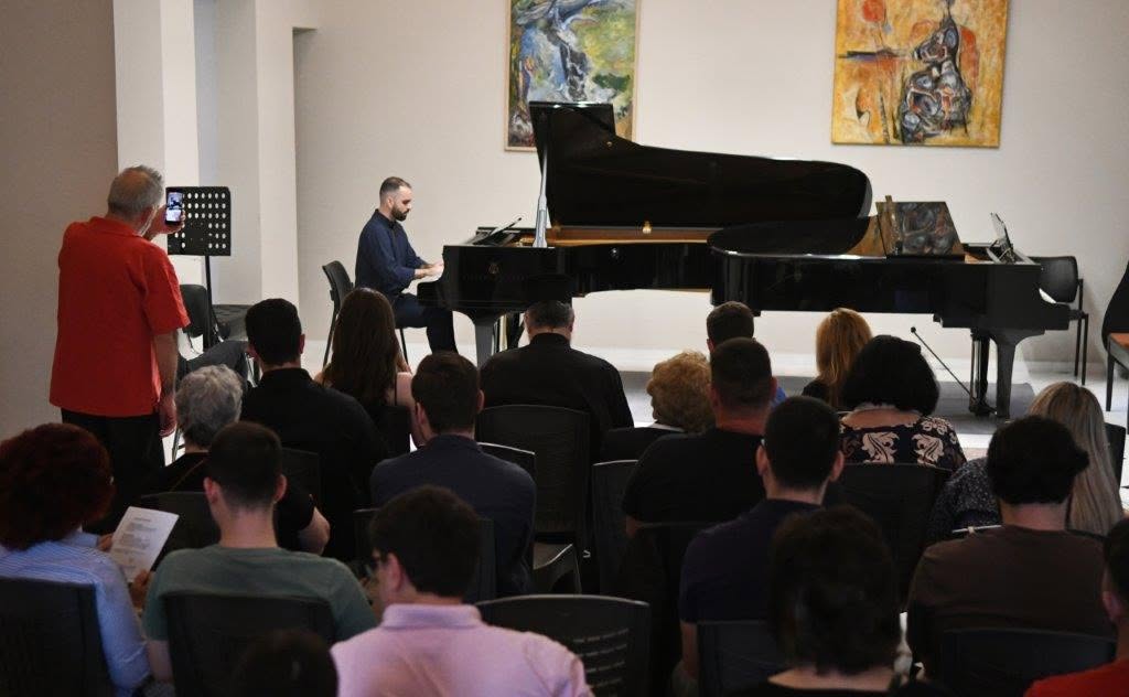 Διακρίσεις μαθητών του Δημοτικού Ωδείου Πατρών στις απολυτήριες εξετάσεις ΦΩΤΟ 13 Διακρίσεις μαθητών του Δημοτικού Ωδείου Πατρών στις απολυτήριες εξετάσεις ΦΩΤΟ