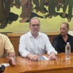 Με ιερέα παρόντα, στα Χανιά, ο Αχαιός Μαρίνος Σκανδάμης, σε συνάντηση του κόμματος Τσίπρα  ΦΩΤ0