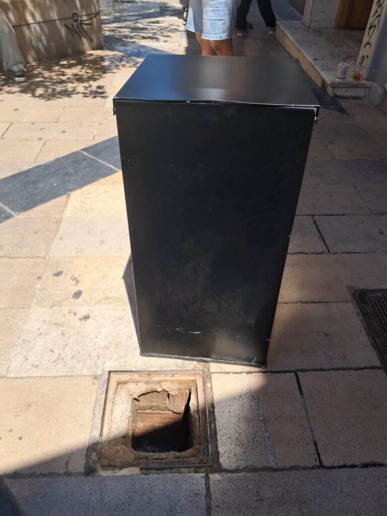 Πάτρα: Αντιδράσεις για την αδιαφορία περαστικών όταν ηλικιωμένη έπεσε σε φρεάτιο ΦΩΤΟ 29 Πάτρα: Αντιδράσεις για την αδιαφορία περαστικών όταν ηλικιωμένη έπεσε σε φρεάτιο ΦΩΤΟ