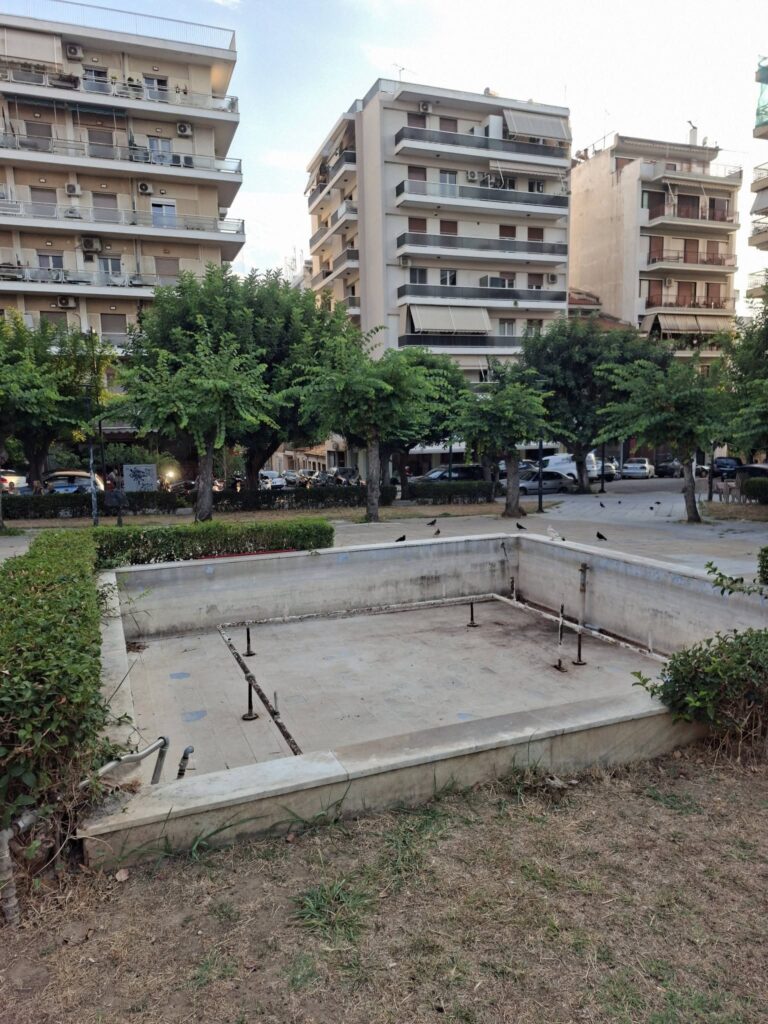 Πάτρα: Στο σκοτάδι και την εγκατάλειψη το συντριβάνι της Πλατείας Ομονοίας ΦΩΤΟ 5 Πάτρα: Στο σκοτάδι και την εγκατάλειψη το συντριβάνι της Πλατείας Ομονοίας ΦΩΤΟ