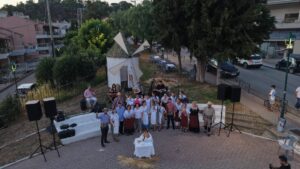 Χορευτές και ορχήστρα στο Γηροκομείο Φωτό