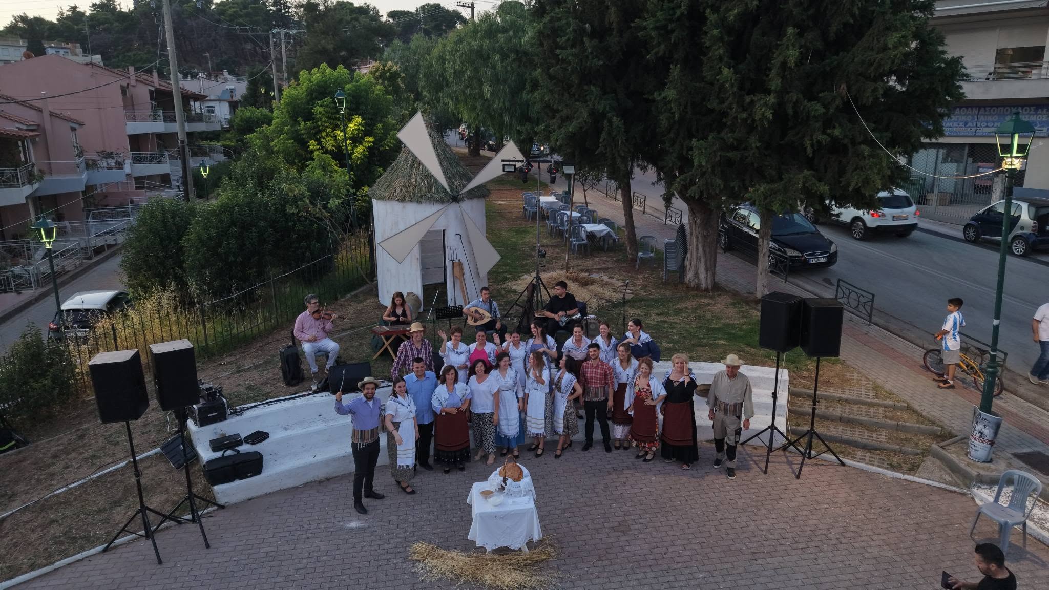 Χορευτές και ορχήστρα στο Γηροκομείο Φωτό