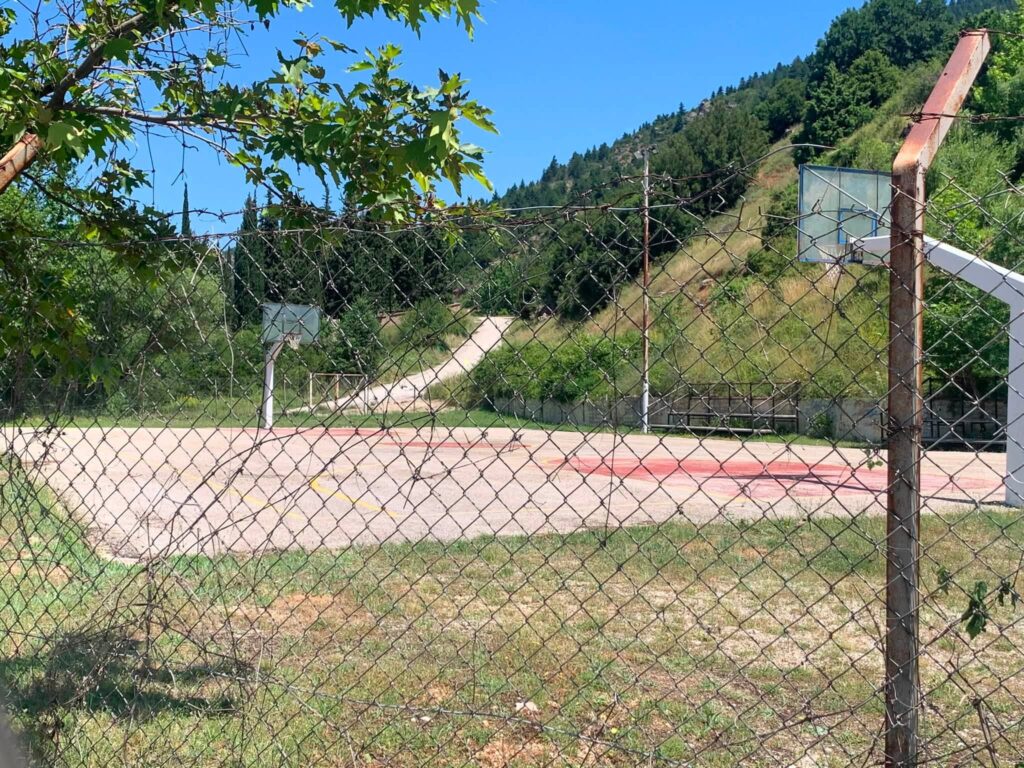 Η δράση ανακαίνισης του γηπέδου μπάσκετ στην Αγία Βαρβάρα ΦΩΤΟ