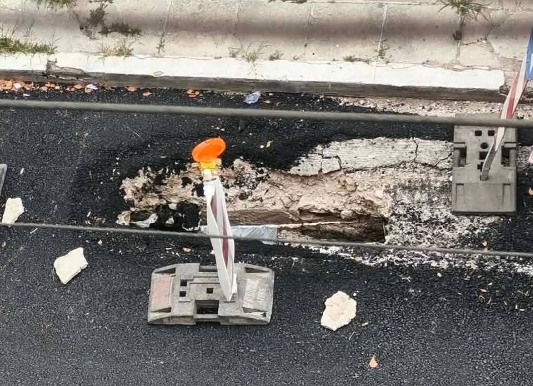Πάτρα: Υποχώρησε η άσφαλτος σε κεντρικό δρόμο και φάνηκαν τα λύματα ΦΩΤΟ