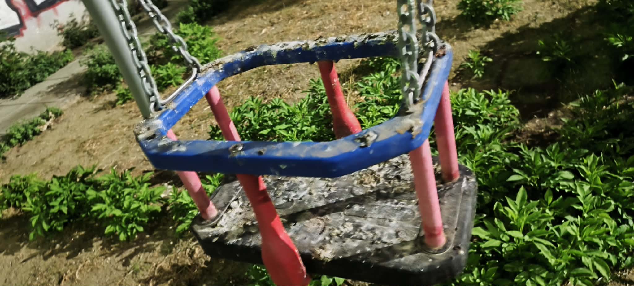 Πάτρα: Παιδική χαρά-«παγίδα» στην καρδιά της πόλης με σκουπίδια κι αγριόχορτα - Εικόνες ντροπής