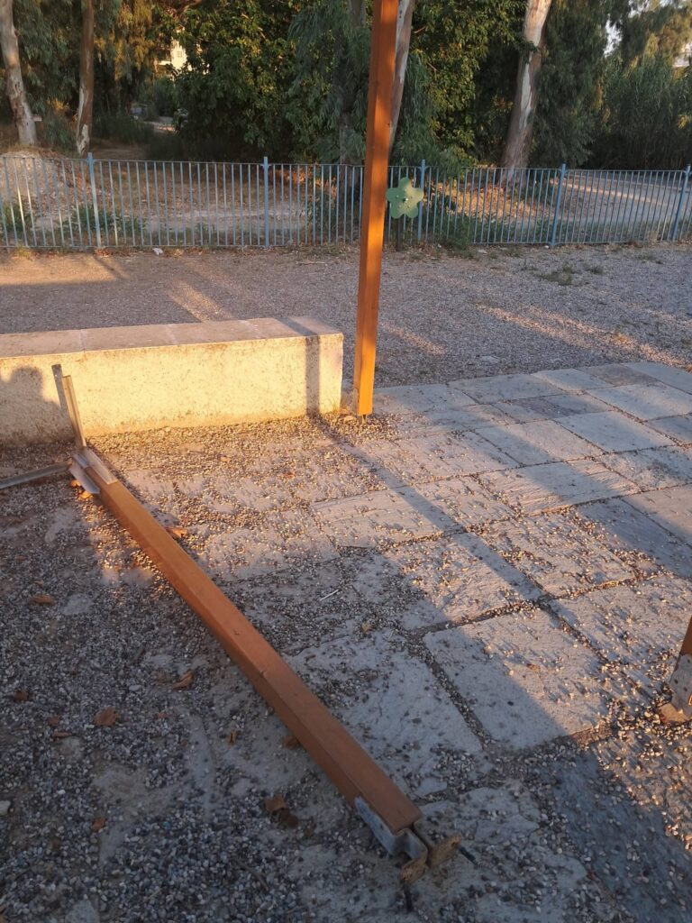 Πάτρα: Παγίδα σε παιδική χαρά με «καμπανάκι» στον Δήμο πριν σημειωθεί ατύχημα ΦΩΤΟ