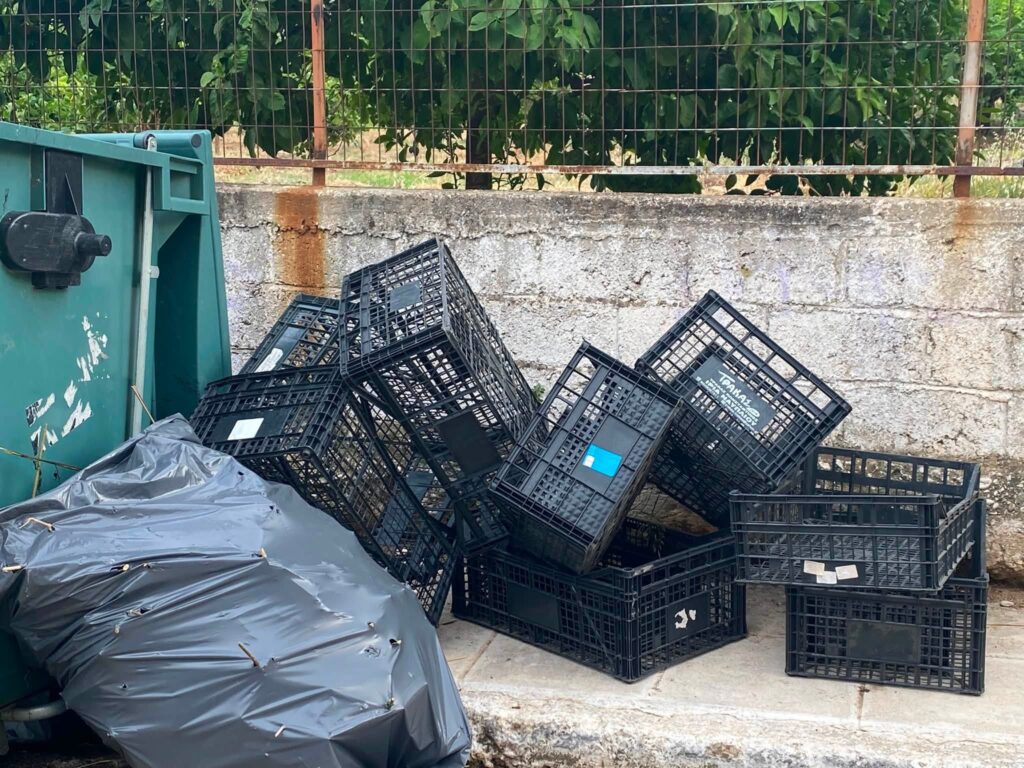 Ακράτα: «Βουνά» από ογκώδη αντικείμενα κάθε Δευτέρα ΦΩΤΟ