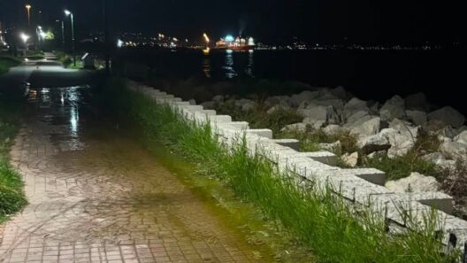 Πάτρα: Λιμνάζοντα νερά και δυσοσμία στο «σήμα κατατεθέν» της πόλης ΦΩΤΟ 12 Νυχτερινή άποψη παραλιακού πεζόδρομου με λιμνάζοντα νερά, αντανακ…