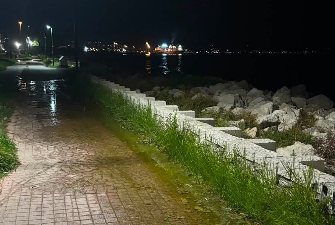Πάτρα: Λιμνάζοντα νερά και δυσοσμία στο «σήμα κατατεθέν» της πόλης ΦΩΤΟ 1 Νυχτερινή άποψη παραλιακού πεζόδρομου με λιμνάζοντα νερά, αντανακ…