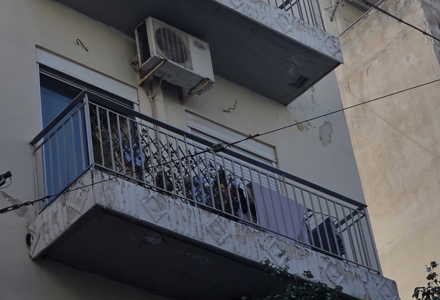 Πάτρα: Ετοιμόρροπη μαρκίζα απειλεί περαστικούς στο κέντρο ΦΩΤΟ 1 Ετοιμόρροπη μαρκίζα στο κέντρο ΦΩΤΟ