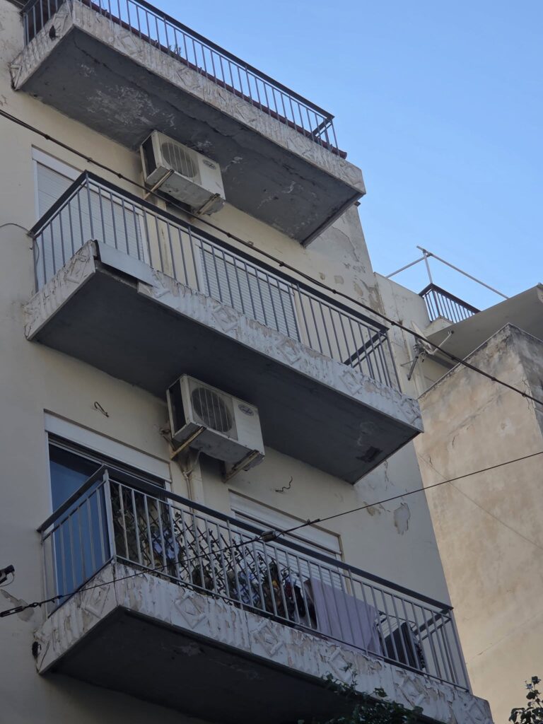 Πάτρα: Ετοιμόρροπη μαρκίζα απειλεί περαστικούς στο κέντρο ΦΩΤΟ 5 Πάτρα: Ετοιμόρροπη μαρκίζα απειλεί περαστικούς στο κέντρο ΦΩΤΟ