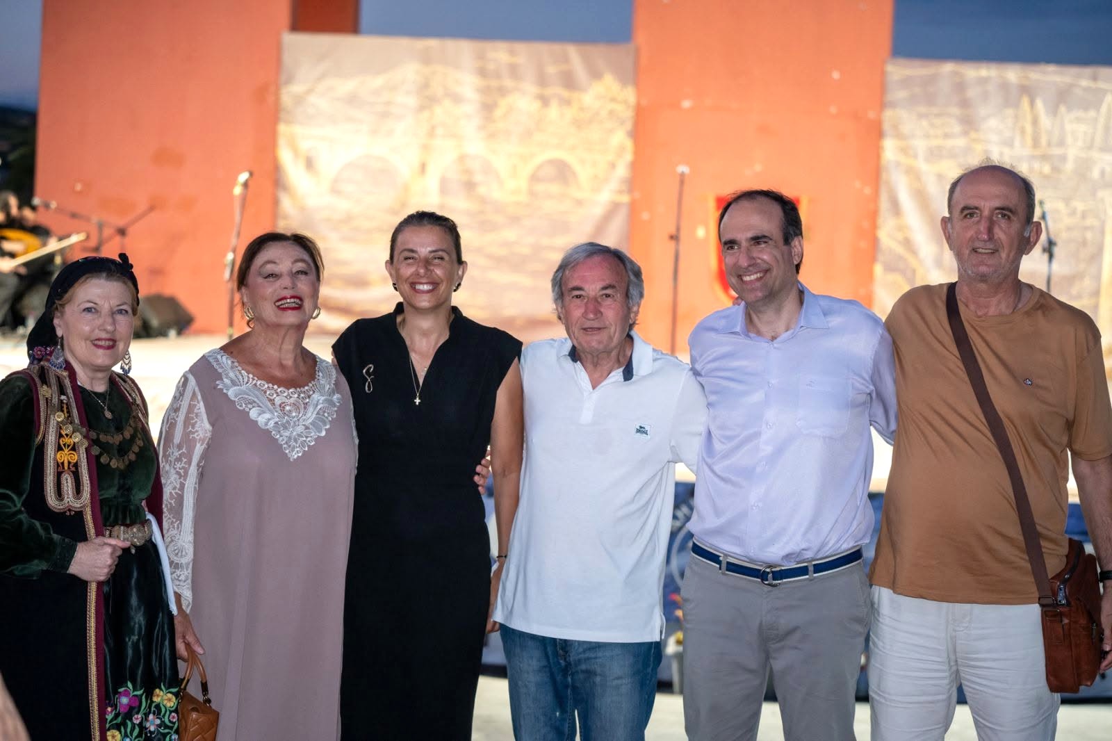Ξεχωριστή παρουσία του Πανηπειρωτικού Συλλόγου Πατρών στο Φεστιβάλ «Γέφυρα πολιτισμού» στην Άρτα ΦΩΤΟ 15 Ξεχωριστή παρουσία του Πανηπειρωτικού Συλλόγου Πατρών στο Φεστιβάλ «Γέφυρα πολιτισμού» στην Άρτα ΦΩΤΟ