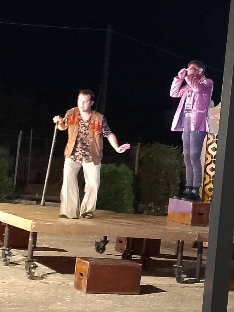 Η παράσταση «Αρμα Θέσπιδας» του Περιφερειακού Θεάτρου Πάτρας στα Καραμεσινέικα ΦΩΤΟ