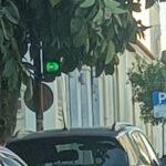 Πάτρα: Φανάρι-παγίδα, κρυμμένο σε δέντρα και ημιλειτουργικό ΦΩΤΟ