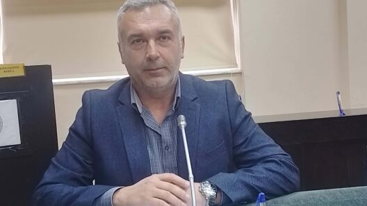 «Οι Πατρινοί δεν χρειάζονται το αφήγημα μιας όμορφης εικόνα της πόλης τους» 12 Άνδρας εκπρόσωπος φορέα με μπλε σακάκι και ριγέ πουκάμισο μιλάει σ…