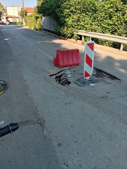 Πάτρα: Δέκα ημέρες κλειστός δρόμος χωρίς ανταπόκριση της ΔΕΥΑΠ