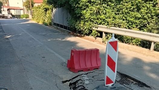 Πάτρα: Δέκα ημέρες κλειστός δρόμος χωρίς ανταπόκριση της ΔΕΥΑΠ