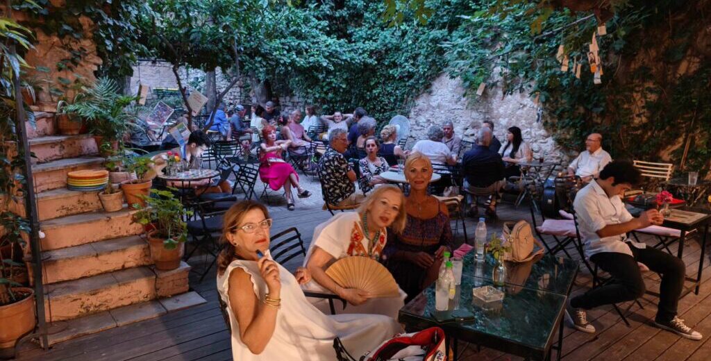 Άνθρωποι συγκεντρωμένοι σε έναν καταπράσινο εξωτερικό χώρο, γιορτ…