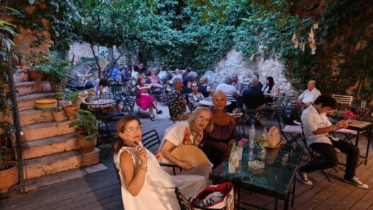 Άνθρωποι συγκεντρωμένοι σε έναν καταπράσινο εξωτερικό χώρο, γιορτ…