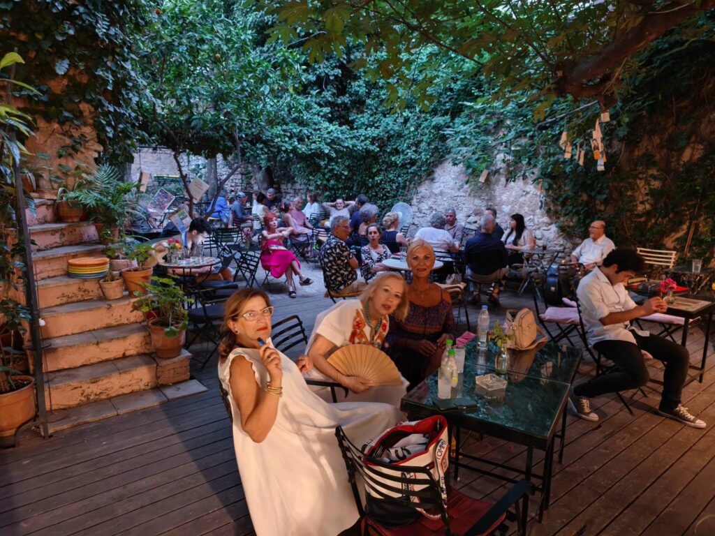 Πάτρα: 45 χρόνια Πολύεδρο- Διήμερη γιορτή ΦΩΤΟ 1 Άνθρωποι συγκεντρωμένοι σε έναν καταπράσινο εξωτερικό χώρο, γιορτ…