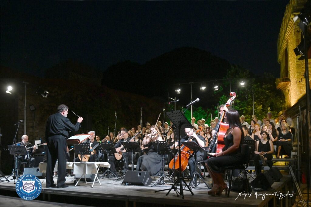 Η συναυλία «Ρεμπέτικες καντάδες» της «Πολυφωνικής» Πατρών, με πάνω από 1.500 ατομα ΦΩΤΟ πολιτών