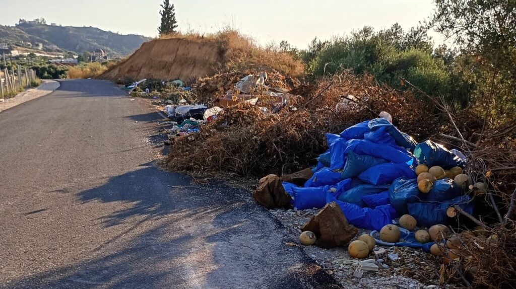 Μεγάλη παράνομη χωματερή με μπλε σακούλες και μπάζα δίπλα σε ασφαλ…