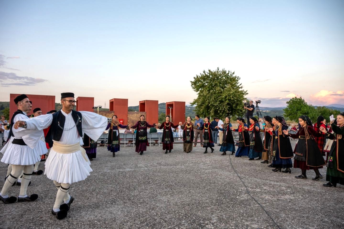 Ξεχωριστή παρουσία του Πανηπειρωτικού Συλλόγου Πατρών στο Φεστιβάλ «Γέφυρα πολιτισμού» στην Άρτα ΦΩΤΟ 14 Ξεχωριστή παρουσία του Πανηπειρωτικού Συλλόγου Πατρών στο Φεστιβάλ «Γέφυρα πολιτισμού» στην Άρτα ΦΩΤΟ