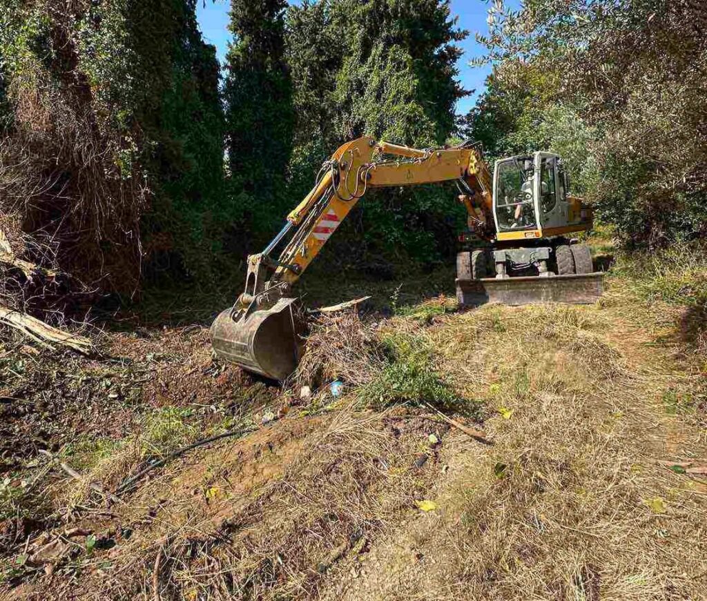 Αχαΐα: Αντιπυρική θωράκιση με καθαρισμό ρεμάτων, κατ΄ εντολήν Ζαΐμη ΦΩΤΟ 12 Αχαΐα: Αντιπυρική θωράκιση με καθαρισμό ρεμάτων, κατ΄ εντολήν Ζαΐμη ΦΩΤΟ