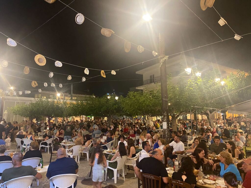 Καλοκαιρινή βραδιά στην Ακράτα με τον Γιάννη Καραμάνο ΒΙΝΤΕΟ-ΦΩΤΟ