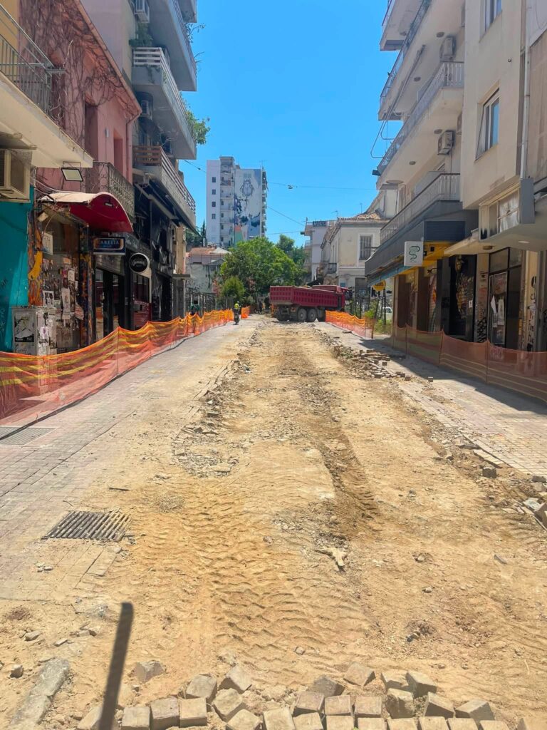 Πάτρα: Ξηλώνονται οι μεταλλικές πασαρέλες της δημαρχίας Άννινου στην Γεροκωστοπούλου ΦΩΤΟ