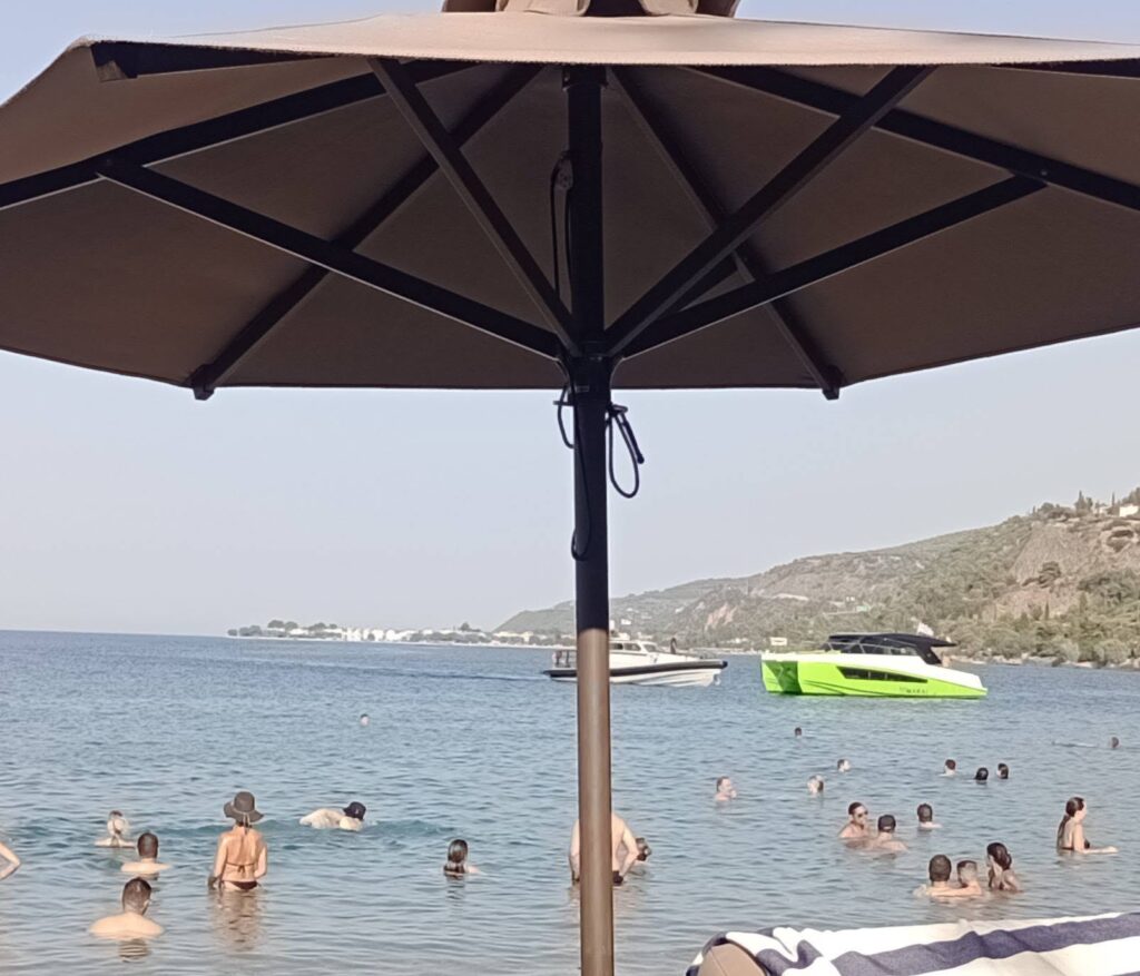 Αχαΐα: Απομακρύνθηκε σκάφος που μπήκε σε ζώνη λουομένων παραλίας προκαλώντας πανικό ΦΩΤΟ 5 Αχαΐα: Απομακρύνθηκε σκάφος που μπήκε σε ζώνη λουομένων παραλίας προκαλώντας πανικό ΦΩΤΟ