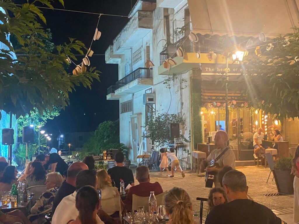 Καλοκαίρι στη ναυτική βραδιά στην Ακράτα