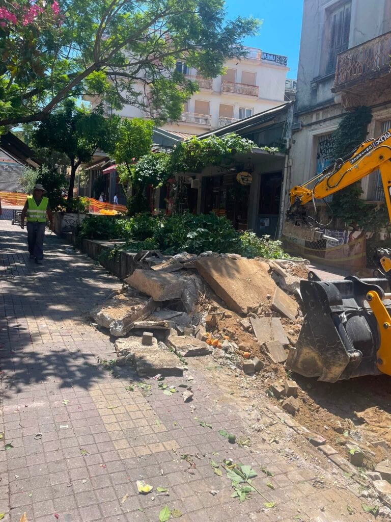 Πάτρα: Ξηλώνονται οι μεταλλικές πασαρέλες της δημαρχίας Άννινου στην Γεροκωστοπούλου ΦΩΤΟ
